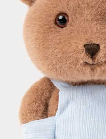 Latzhosen-Teddy sitzend 22  cm