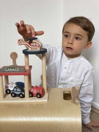 Holzgarage mit Fahrzeugen