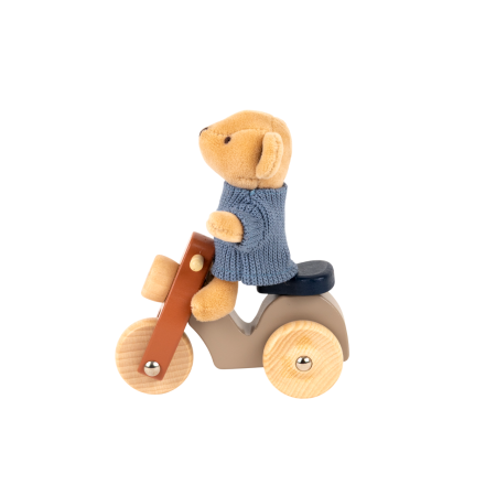 Bär Alex auf einer Vespa