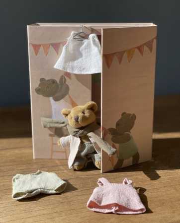 Kleiderschrank mit Bär