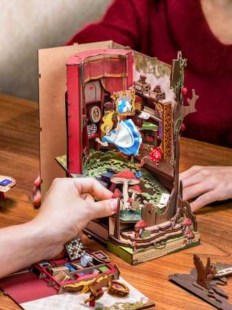 Holzbausatz 'Alice Adventure'