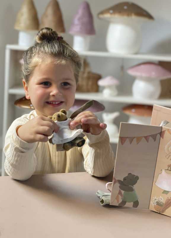 Kleiderschrank mit Bär