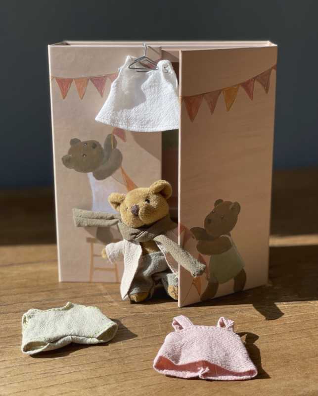 Kleiderschrank mit Bär