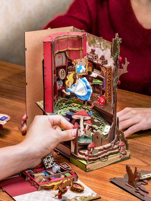 Holzbausatz 'Alice Adventure'